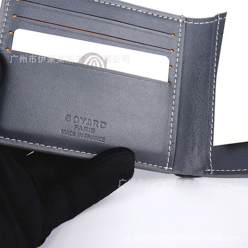 The new elegant Goyard men's and women's wallets with multiple card slots are selling well in Europe and America as fashionable bags.