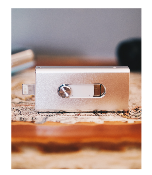 Universal Flash Drive - IOS & Android Smartphones
