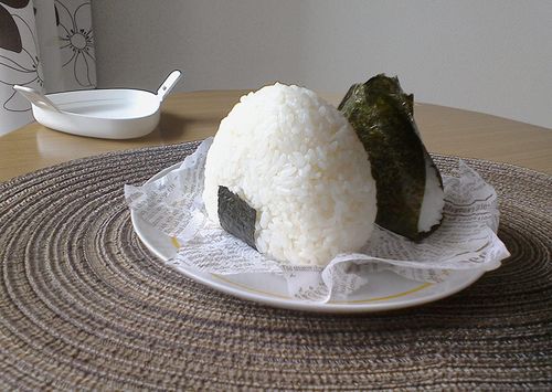 Backform für Reiskugeln, Onigiri Bakudan, einfach und schnell, einfach Reis einführen und schieben, weißer Kunststoff, hergestellt in Japan LS-20