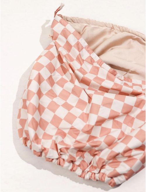 Kitsch Flexi Shower Cap Tuck-free open-back design makes it easy to keep all loose hair dry. Unique adjustable back wire closure delivers a secure & comfortable fit for most hair lengths. Luxurious satin lining is gentle on most hair types & keeps hair frizz-free.