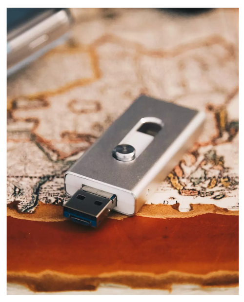 Universal Flash Drive - IOS & Android Smartphones