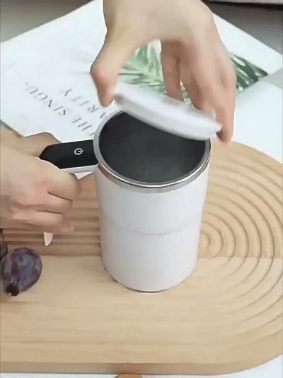 Electric mixing cup with temperature display