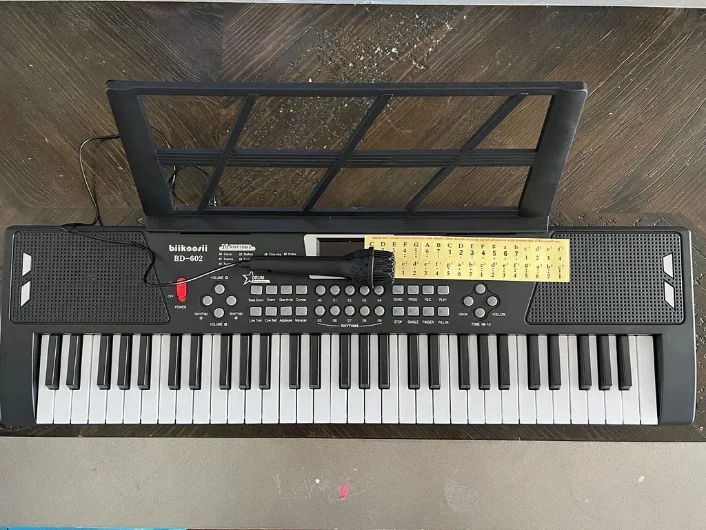 Clavier électronique construit en 61 exemplaires