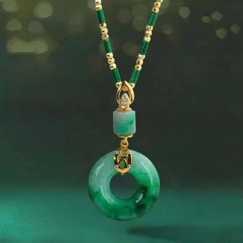 ✨Pendentif en jade vert