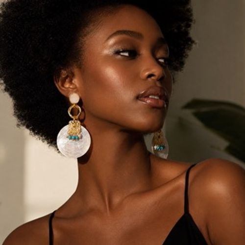 Elegant vintage-inspired shell earrings with flowing tassel details. Lightweight, eye-catching, and perfect for vacations, parties, weddings, and everyday style.
