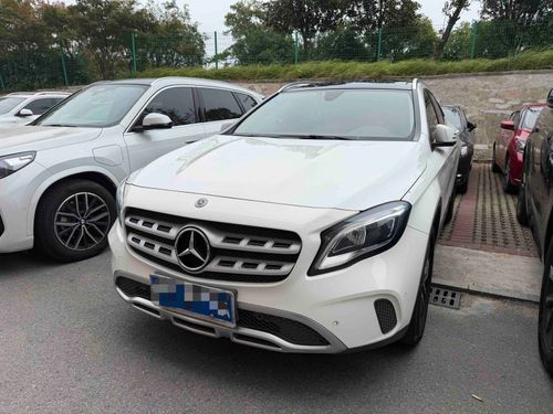 1-Mercedes-Benz GLA 27 200 Fashion Edition