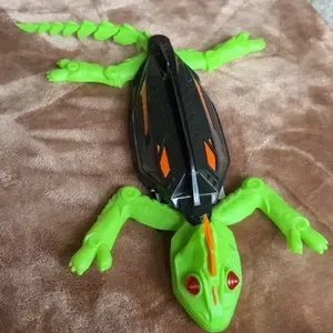 Wall Crawler Gecko Remote Control Toy Electric Lizard with LED Glowing Eyes 360° Spin Indoor Fun Gift Idea Party Toy Cool RC Chameleon Toy for Kids Electronic Christmas