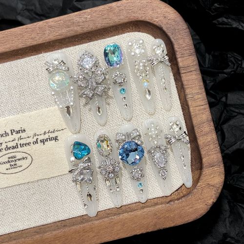 unhas postiças feitas à mão