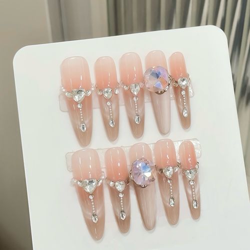 unhas postiças feitas à mão