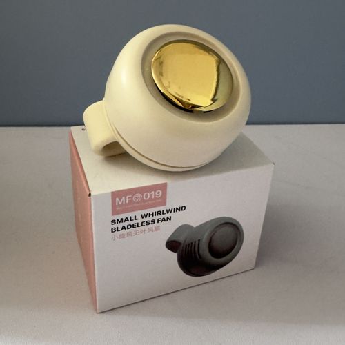 Portable   Little Whirlwind   bladeless fan—USB rechargeable, with clip  can be worn around the neck or at the waist.