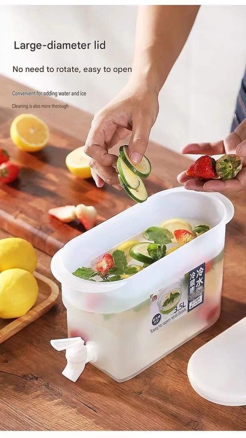 Refrigerator-specific water pitcher