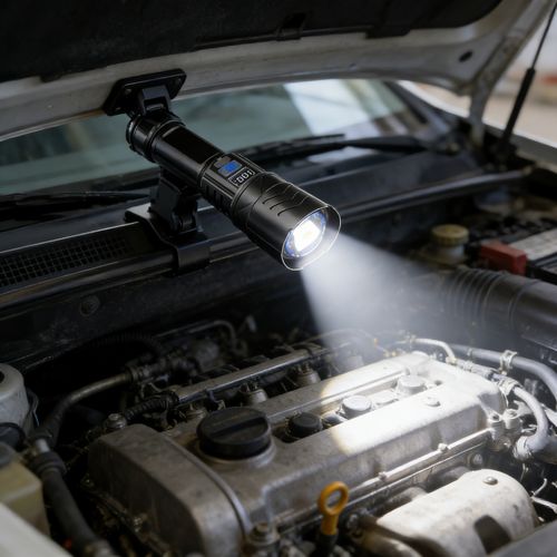 Uma lanterna de emergência ao ar livre super brilhante recarregável com baterias de longa duração e luzes LED com tecnologia preta