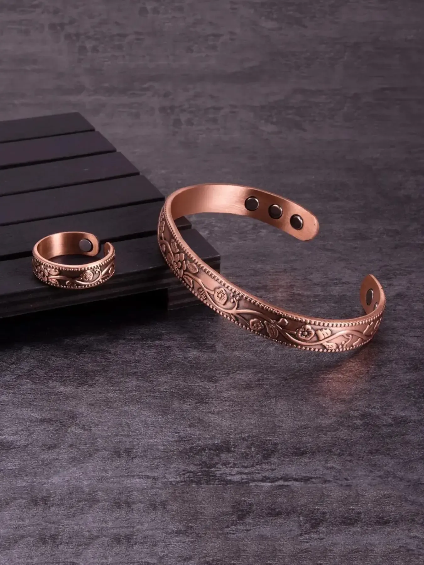 Solid copper jewelry set (bracelet + ring) — featuring a minimalist, vintage-style bracelet paired with a magnetic ring adorned with a leaf motif.stylish and chic, perfect for everyday wear.Adjustable size,suitable for both men and women.