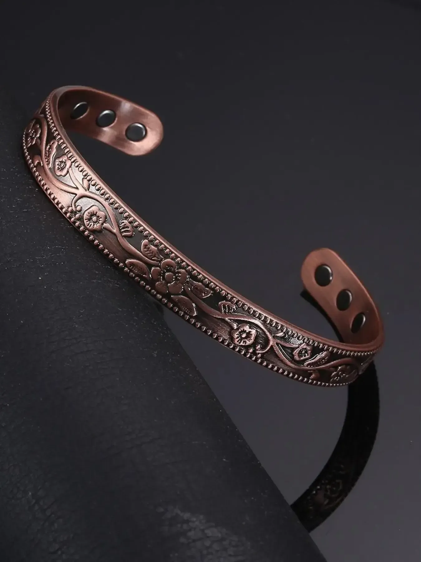 Solid copper jewelry set (bracelet + ring) — featuring a minimalist, vintage-style bracelet paired with a magnetic ring adorned with a leaf motif.stylish and chic, perfect for everyday wear.Adjustable size,suitable for both men and women.