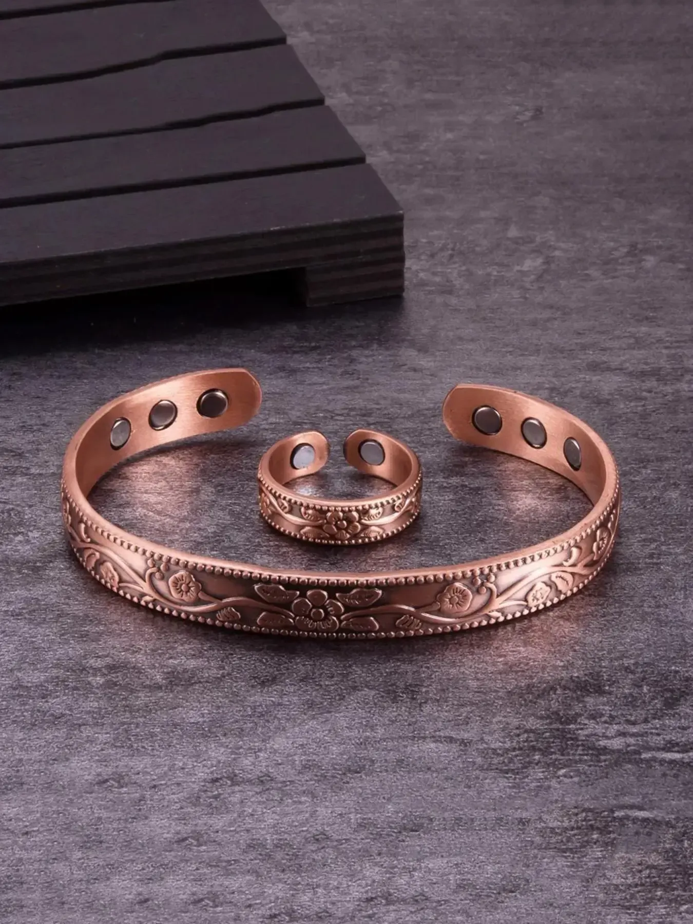 Solid copper jewelry set (bracelet + ring) — featuring a minimalist, vintage-style bracelet paired with a magnetic ring adorned with a leaf motif.stylish and chic, perfect for everyday wear.Adjustable size,suitable for both men and women.