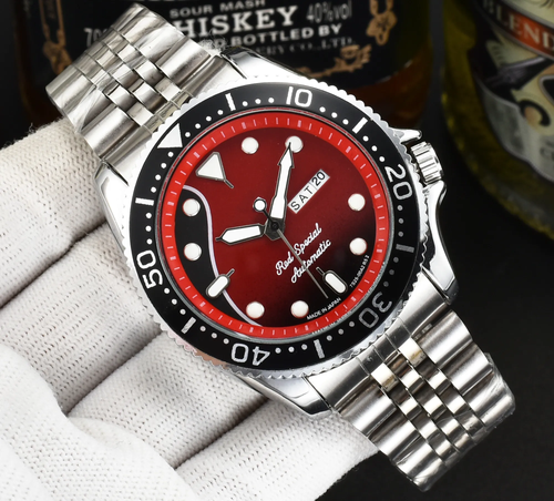 Men's quartz watch with a complete calendar function movement
