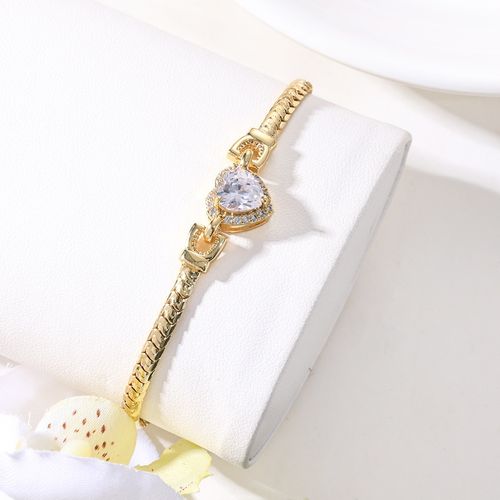 Chic Gold Heart Crystal Bracelet – A Touch of Elegance for Every Woman