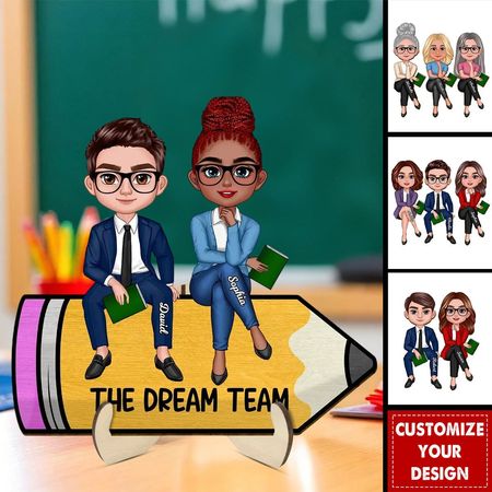 Placa de madeira personalizada com professora boneca, querido amigo e colega sentado em um lápis