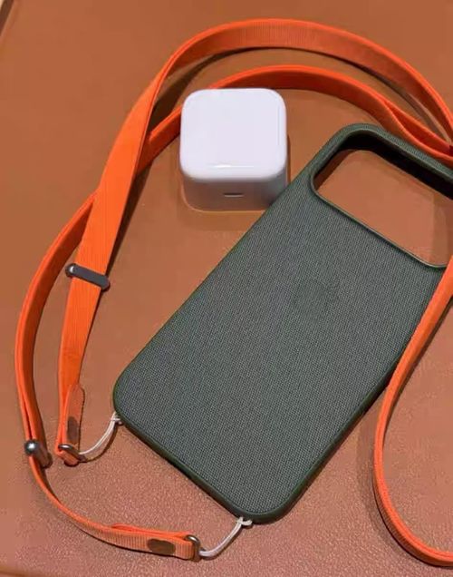 iPhone 17 crossbody lanyard