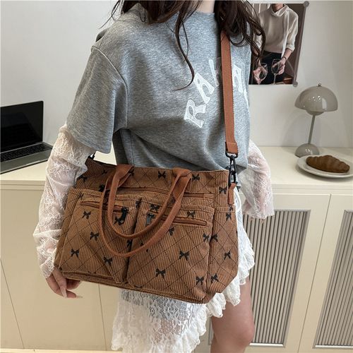 Meet your 2025 go-to work tote! Spacious for commute essentials, sleek minimalist design, on-trend yet versatile. Elevate your daily look—chic, practical, perfect for the modern woman.