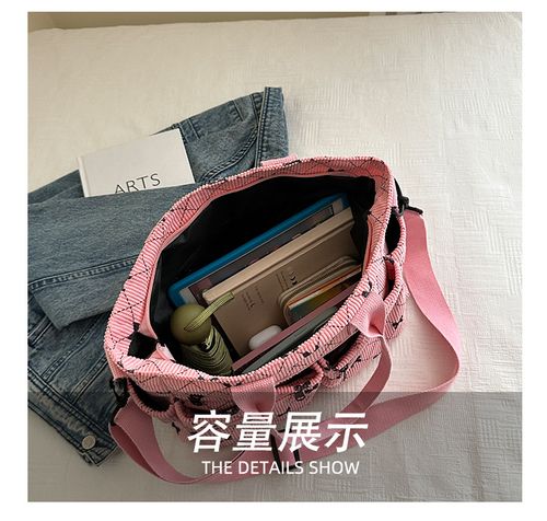 Meet your 2025 go-to work tote! Spacious for commute essentials, sleek minimalist design, on-trend yet versatile. Elevate your daily look—chic, practical, perfect for the modern woman.