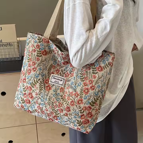 The new fashionable canvas is durable and paired with fashionable embroidery, customizing a large-capacity single-shoulder handbag