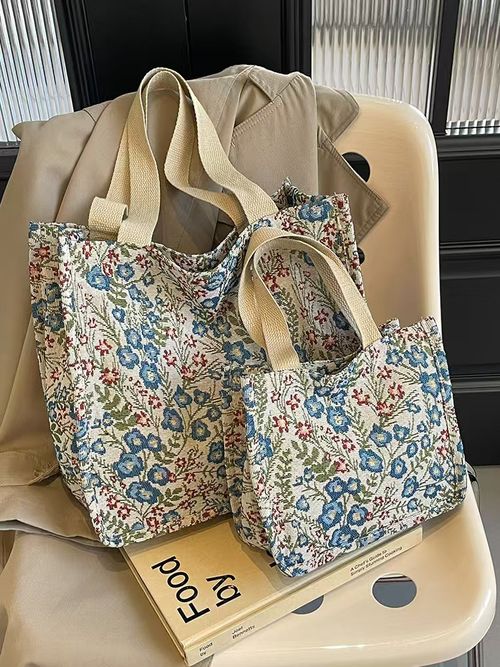 The new fashionable canvas is durable and paired with fashionable embroidery, customizing a large-capacity single-shoulder handbag