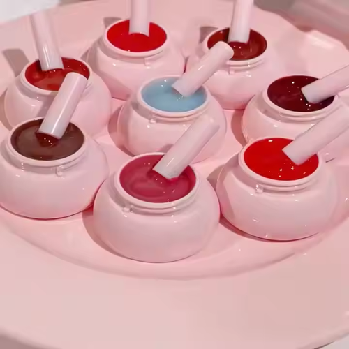 Cream lip balm with natural organic pigments, hydrating with a color band brush