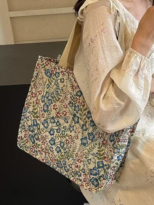 The new fashionable canvas is durable and paired with fashionable embroidery, customizing a large-capacity single-shoulder handbag