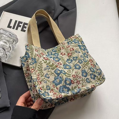 The new fashionable canvas is durable and paired with fashionable embroidery, customizing a large-capacity single-shoulder handbag