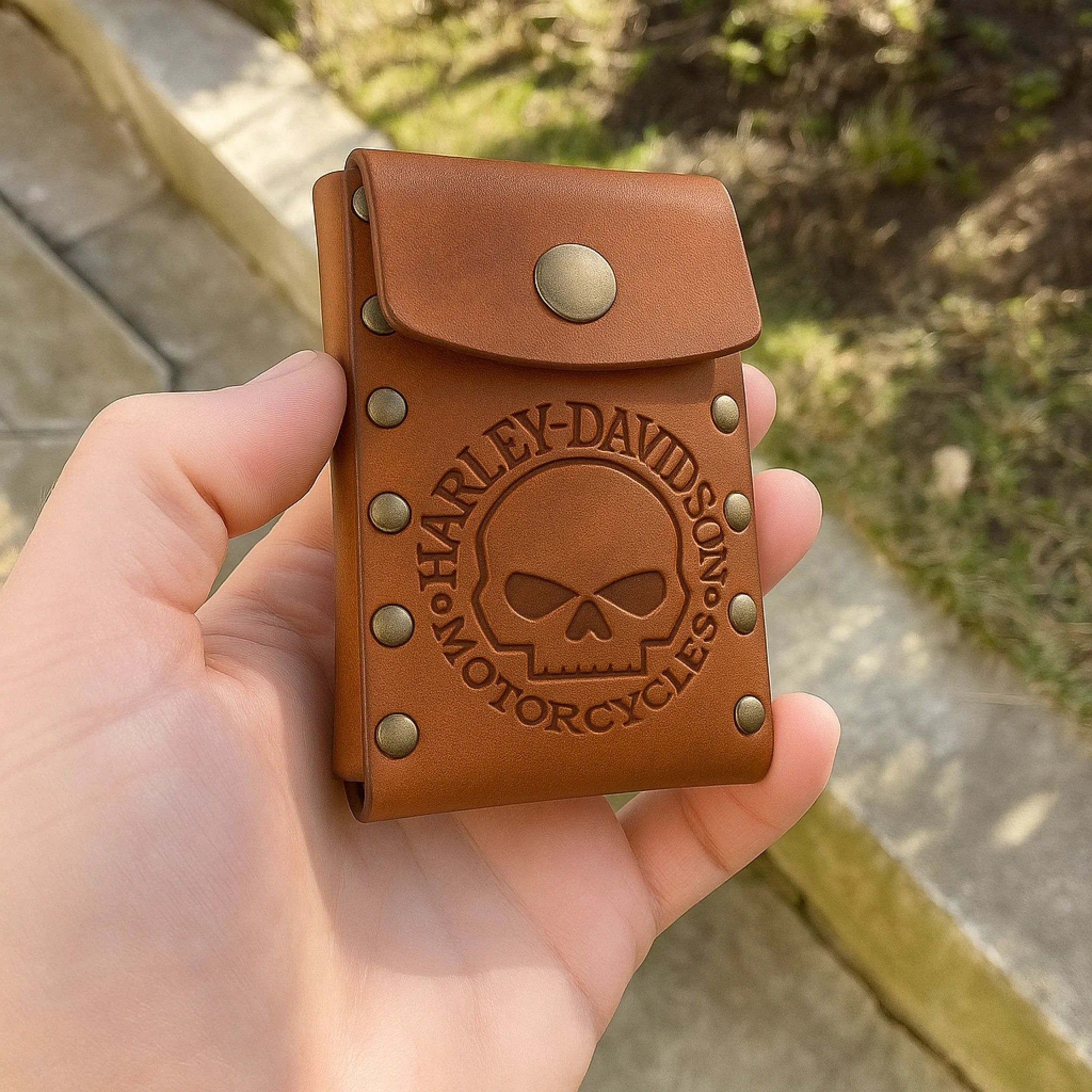 Tarjetero de piel vintage hecho a mano con calavera y nombre personalizable