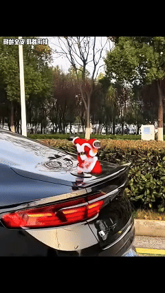 Christmas decorations: Electric upside-down Santa Claus musical dancing doll, a Christmas toy and gift for children.