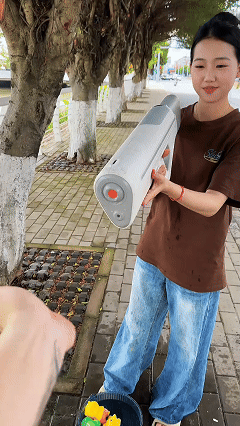 Dazzling light pulse fully automatic water-absorbing electric water gun, high-pressure, large-capacity, continuous-firing water gun.