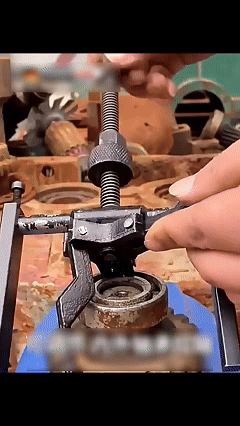 Internal and external bearing puller, bearing removal tool, universal puller, three-jaw small puller for removing wheels and bearings.