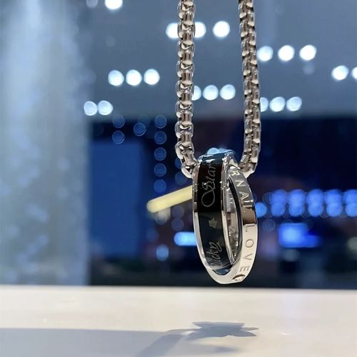 Collier double anneaux LOVE en acier titane——Pendentif couple style hip-hop tendance, bijou polyvalent homme femme, ne se décolore pas
