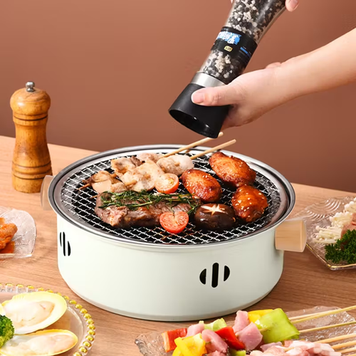 Grelha portátil multifuncional redonda a carvão com grelha, base e pinça - perfeita para acampamentos ao ar livre, churrascos e para preparar chá.