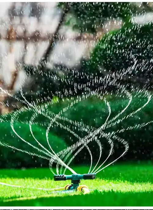 Aspersor rotativo automático de 360 ​​graus para horta. Acompanha mangueira de 10 metros.