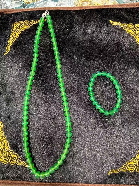 Natural agate full green bead necklace and bracelet are stylish, simple, and unique, suitable for both men and women.