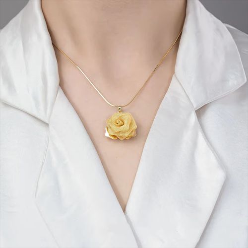 Light and luxurious rose necklace