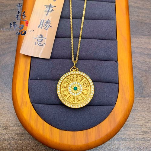 This hollow compass pendant, with its graceful rotation, sparkles with green diamonds, and features the Eight Treasures totem, symbolizing auspiciousness and protection. This exquisite women's design, a fusion of retro and modern, promises peace and prosperity when worn.