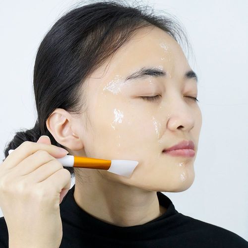 Awaken your youthful skin overnight, and freeze the radiant collagen feeling in one tear. Skin becomes firmer, more elastic, and regains its radiance.