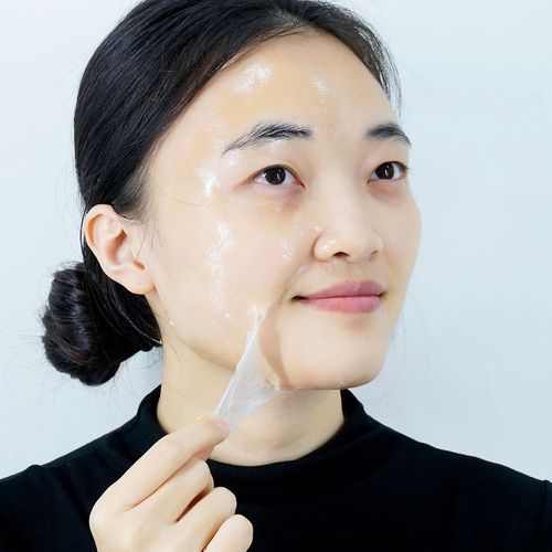 Awaken your youthful skin overnight, and freeze the radiant collagen feeling in one tear. Skin becomes firmer, more elastic, and regains its radiance.