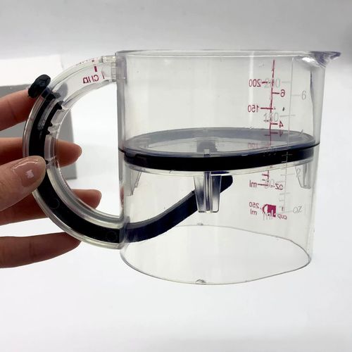 All-in-one adjustable measuring cup