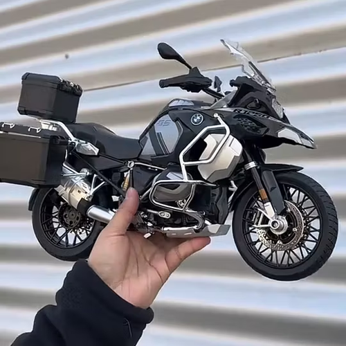 Moto de aventura à escala 1:6, fabricada em metal fundido (com motor de arranque).