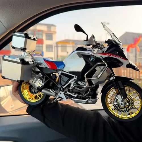 Moto de aventura à escala 1:6, fabricada em metal fundido (com motor de arranque).