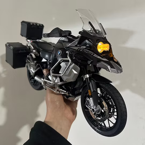 Moto de aventura à escala 1:6, fabricada em metal fundido (com motor de arranque).