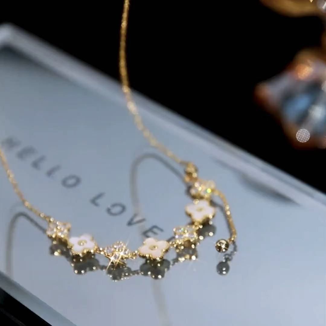 High-end necklace, an exquisite lucky flower clavicle chain.