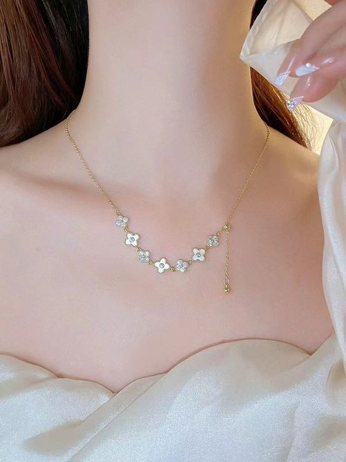 High-end necklace, an exquisite lucky flower clavicle chain.