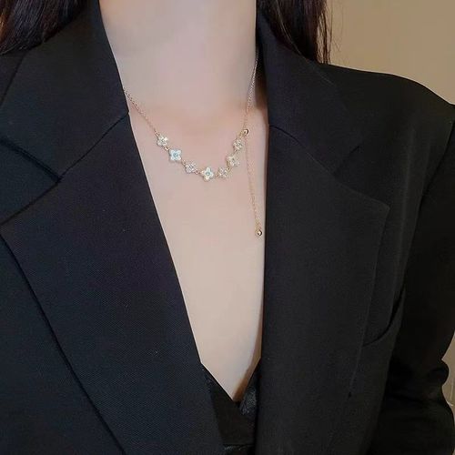 High-end necklace, an exquisite lucky flower clavicle chain.