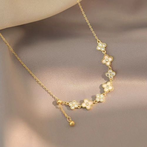 High-end necklace, an exquisite lucky flower clavicle chain.